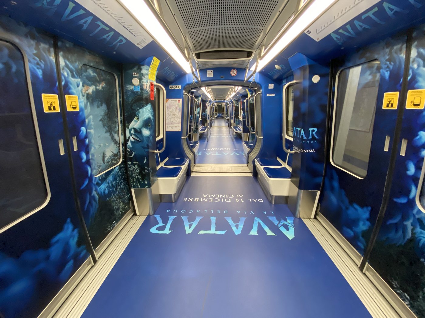 Treno M5 vestito interamente per il film Avatar — La Via dell'Acqua, ambientazione blu profondo con il volto Na'vi