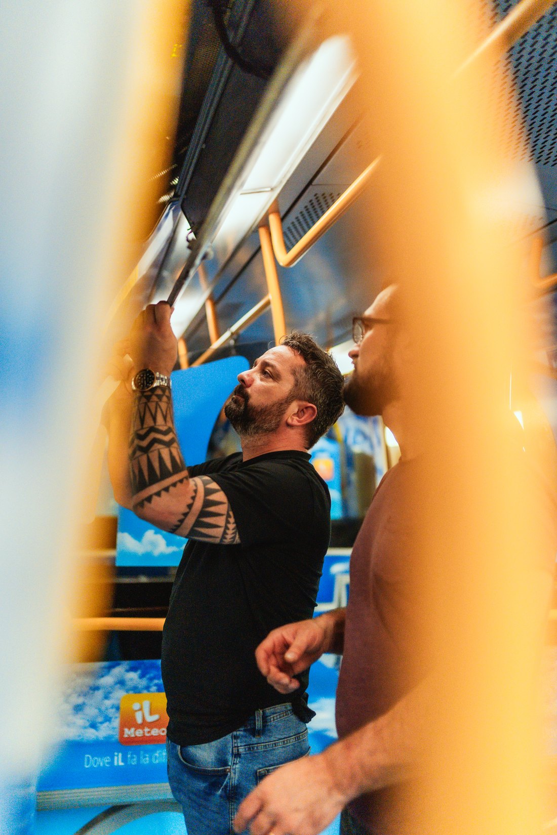 Antonio Saracino al lavoro all'interno di un treno della metropolitana — controlla un allestimento pubblicitario in corso