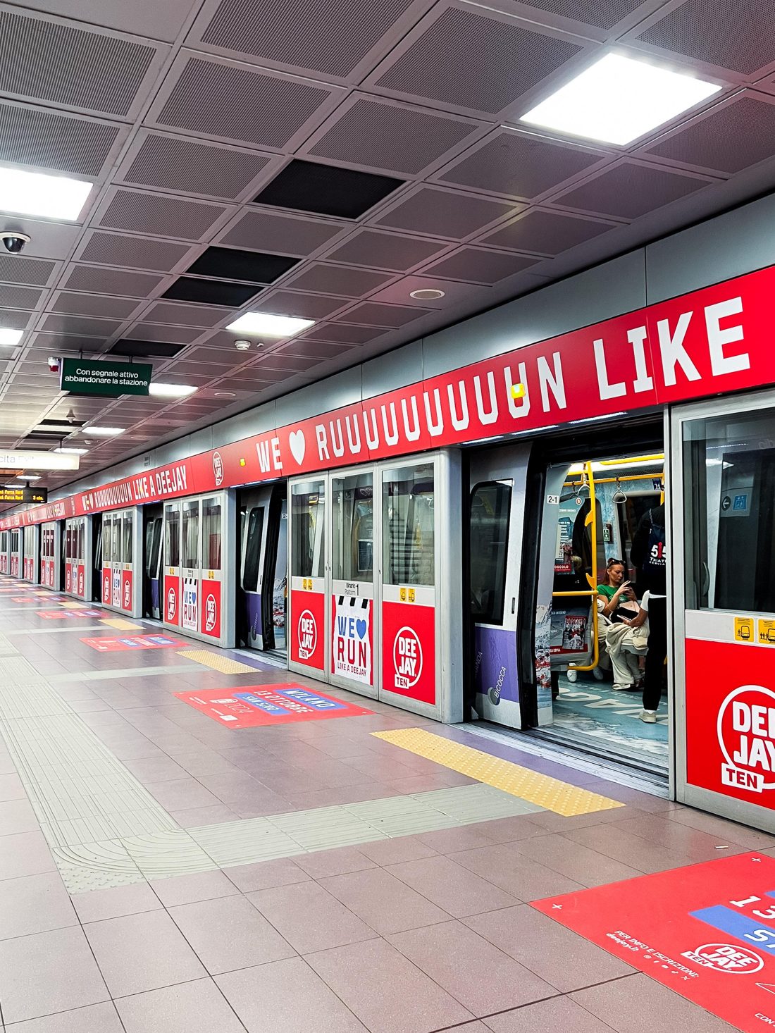Treno M5 esterno vestito interamente per Radio Deejay — Deejay Ten WE LIKE