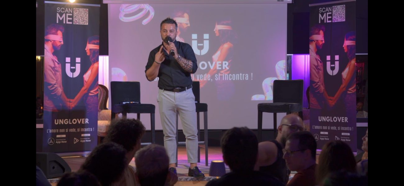 Antonio Saracino sul palco di un evento Unglover